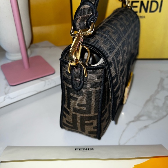 Fendi baguette 
Brown FF jacquard fabric bag - Picture 6 of 16